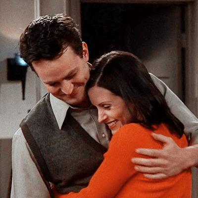 Chandler e Mônica abraçados